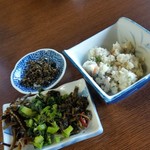 あそ路 - 小鉢とお漬物だけでも満足できてしまいますね