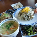 あそ路 - 「たかなめし定食 (1295円)」
      元祖たかなめし・お汁・ホルモン煮・小鉢・お漬物のセットになります。