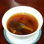 三大菌魚骨湯〔13種の乾燥きのこ トリュフとアガリクスとモリーユタケ チョウザメ頭骨のスープ〕