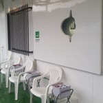 海中魚処 萬坊 - 入口の前の様子。　マンボウ型の窓が面白い