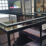 海中魚処 萬坊 - 一階の中央にある生け簀