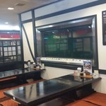 海中魚処 萬坊 - 中央の生け簀を見れる席