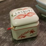 海中魚処 萬坊 - 卓上のしゅうまい辛子