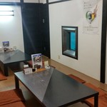 海中魚処 萬坊 - 海中魚処 萬坊の小上がりの座敷席の様子、ちゃんと窓もあります