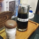 海中魚処 萬坊 - 卓上の刺身醤油。　九州の醤油って甘くてイカ刺しに最高！
