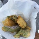 Tempura Fukuya - インゲン、イカ天、白身天など揚げたてアツアツのものを手づかみでパクつくのが醍醐味