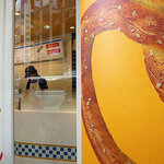 アンティ・アンズ 池袋東口店 - 壁にもプレッツェルの写真がプリントされてます。