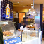 アンティ・アンズ - 店内はこじんまりとしています。