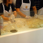 アンティ・アンズ - 生地をせっせと成形しているところ。