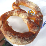 アンティ・アンズ - サワークリーム＆オニオンプレッツェル（250円）。