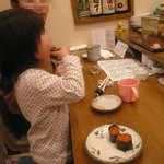 すし屋のこう多郎 - いくらを食べる娘