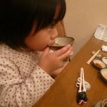 すし屋のこう多郎 - 土瓶蒸しを飲む娘