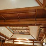 帝国ホテルグループのホテル内のレストランなだけあって、天井も高く広々としています。