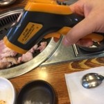 맛찬들 왕소금구이 - 鉄板の温度をチェック