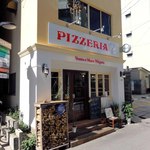 店の外には薪が