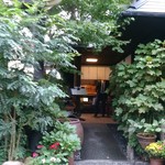 外から入り口の戸は見えない。戸口周辺にも待つための椅子がある。