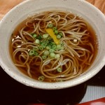ゆずの乗ったアツアツかけ蕎麦！黒七味がとても合う。鰹の香だけでもノックアウト‼