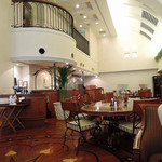 ホテルトラスティ - 天井が高くて開放的な雰囲気