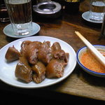 豚の味珍 - 美しい絵柄、やかんに尻尾が王道