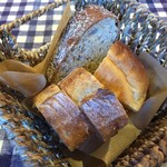 モンタナベーカリー - おかわりOKのパン、温められています