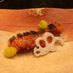 懐石料理 はし本 - 秋鮭の幽庵漬け(蓮根と銀杏)