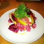 自然派ワイン＆ナチュラルチーズ vinvino - 本日のお勧めサラダは無花果とビーツとゴルゴンゾーラチーズ！！