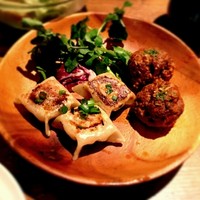 听屋 六本木 - ビールセットのタパス。2品選べて、この日はミートボールと牛肉餃子！美味しかった！