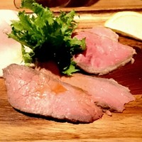 听屋 六本木 - ワインセットのタパス。自家製ハムやローストビーフなど