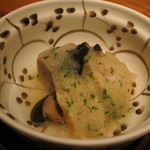 本城 - 海老芋と湯葉巻き、大黒シメジ　木の芽みぞれ掛け