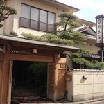 観山荘本館 - 立派な建物