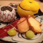 祇園にしむら - 零余子(むかご)の白和え、柚子釜(牡蠣、帆立、長葱、椎茸)八丁味噌のタレ、唐墨(尾鷲)、イチョウ型薩摩芋のチップス、慈姑の揚物、銀杏素揚、松葉の蕎麦揚げ(海苔)
