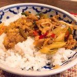 タワンタイ - ランチの丼と汁物のセットの丼です。
      この日はセロリと豚肉の何とか(^^