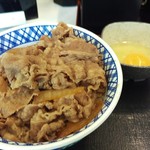 Yoshinoya - 牛丼特盛りツユダクダク(６８０円)と卵(６０円)です。