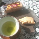 小戸橋製菓 - いのしし最中と緑茶
