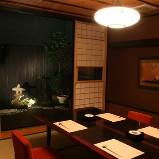 坪庭が見える、趣きたっぷりの和室