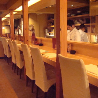 人気！ゆったりとしたカウンター席