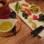 京橋 二刀流 - 旬野菜のバーニャカウダソース：980円