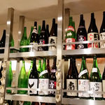 Tosa Dainingu Okyaku - 2階に上がると、目につくのは日本酒の大群。県内18蔵のお酒が常時あるので、それだけで圧巻です。