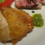 ア ターブル - 完璧すぎる火入れ、鶏もも肉のグリルはバジルソースで