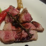 ア ターブル - ロゼ色の断面、しっとりしつつ程よい弾力、強い旨味のイベリコ豚のグリル