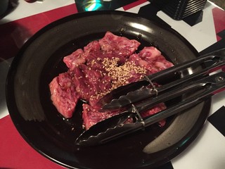 Gokuraku Yakiniku Gurubito Ruzu - ロースカルビの盛り合わせ