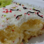 ケーキハウスsin - ご飯の断面：スポンジケーキ。　白い砂糖やホワイトチョコを削ってコーティングしてあって、ふわふわ感と陰を作ることでご飯の粒のように見立ててあるのかな？
