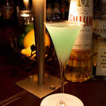 バーポラリス - キングス・バレイ。スコッチウイスキーで作るホワイトレディ、一匙のブルーキュラソーで淡い森林のような色合いに