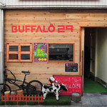 Buffalo29 - アベテンバル2軒目にやってきたのは、
      ステーキ・肉握り・溶岩焼肉のお店『バッファロー29』。
      
      えっ、ボキらがどこにいるか分からないって？
      お店の前の牛さんをよ～く見て！！