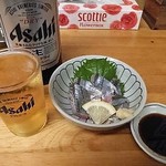 山海屋 - 「大瓶ビール」「秋刀魚のお造り」（各３９０円抜き）（２０１６年１１月）