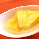 神仙閣 - 杏仁豆腐にパイナップルを乗せました