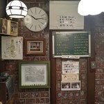 おんどり - 店内入って左壁。