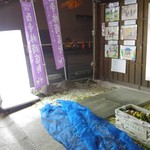 おんどり - オモテの道から路地に入る入口にサイン看板有り。光ってて見えないですが「おんどり」と表示。