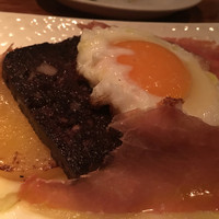 バル デ エスパーニャ ムイ 東京店 - プティ・ファラネダとサフラン大根。上に載せてある目玉焼きを崩しつつ。