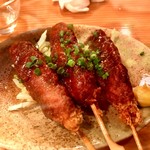 Nagoya Meshi Nagodori - 名物味噌串かつ（三本：480円）。豚肉ではなく鶏肉で味噌串カツ。面白いチャレンジだと思うけど、もうちょっと研究の余地ありそう。